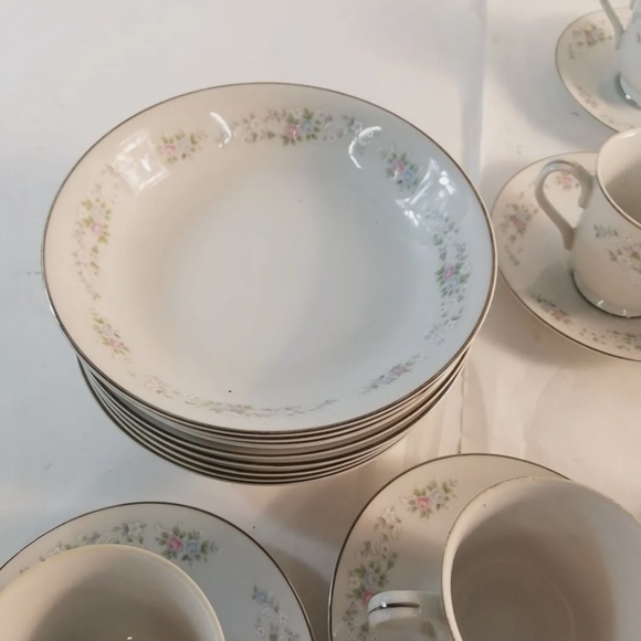 30 Carlton Corsage Floral Dessert Plates, Bowls, Tea Cups, & Saucers china set - Picture 3 of 4